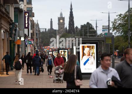 Édimbourg 9th septembre 20202. Affiche de la reine Elizabeth II à Princes Street. Édimbourg. La Reine meurt pacifiquement à Balmoral le 8th septembre 2022. Scotland pic Credit: Pako Mera/Alay Live News Banque D'Images