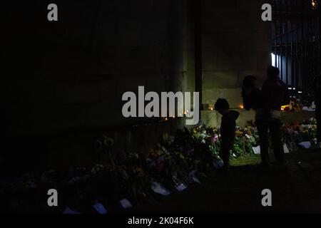 Édimbourg 9th septembre 20202. Les membres du public respectent le Palais de Holyroodhouse à Édimbourg. La Reine meurt pacifiquement à Balmoral le 8th septembre 2022. Scotland pic Credit: Pako Mera/Alay Live News Banque D'Images