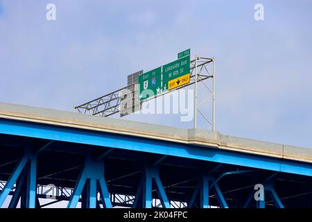 6580 pieds/2010 mètres Pont de l'avenue principale (pont Harold Burton Memorial) ou Viaduc de l'avenue principale au-dessus de la rivière Cuyahoga à Cleveland, Ohio Banque D'Images