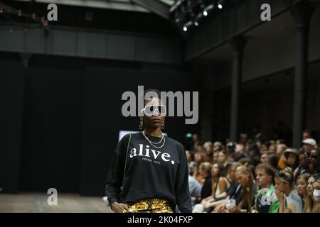 Berlin, Allemagne. 07th septembre 2022. Le designer Rebekka Ruétz avec la nouvelle collection printemps/été 2023.la photo montre des modèles avec la nouvelle collection sur la passerelle à l'Hôtel Telegraphamt à Berlin-Mitte. (Photo de Simone Kuhlmey/Pacific Press/Sipa USA) crédit: SIPA USA/Alay Live News Banque D'Images