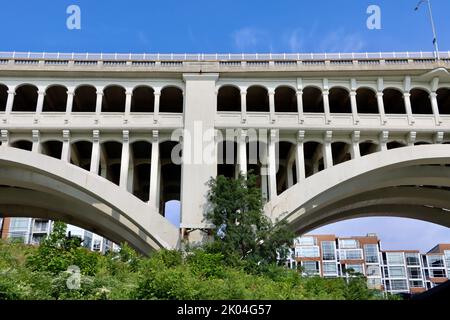 Long de 3 112 pieds (949 m), Detroit–Superior Bridge (officiellement connu sous le nom de Veterans Memorial Bridge) à Cleveland, Ohio. Un des ponts Clevelands 330. Banque D'Images