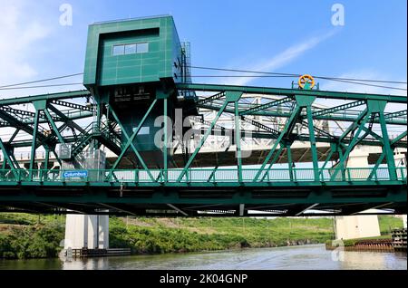 Pont élévateur de Columbus Road au-dessus de la rivière Cuyahoga à Cleveland, Ohio. Un des ponts Clevelands 330. Banque D'Images