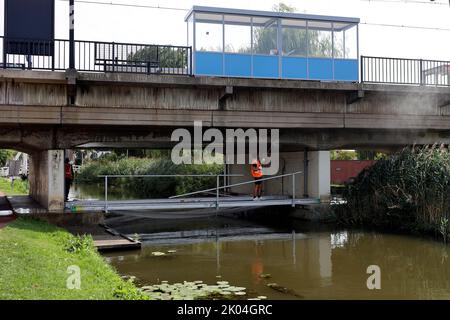 Activités d'entretien à la gare de Nieuwerkerk aan den IJssel aux pays-Bas Banque D'Images