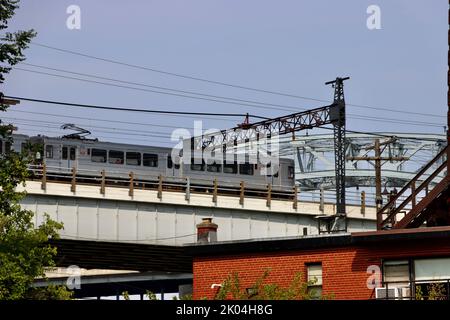 Le train RTA de Cleveland sur le pont au-dessus de la rivière Cuyahoga Banque D'Images