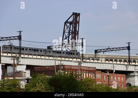 Le train RTA de Cleveland sur le pont au-dessus de la rivière Cuyahoga Banque D'Images