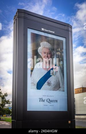 Southampton, Royaume-Uni. Jour 9 septembre 2022. D-jour 1 commémoration publique affichage numérique d'un panneau publicitaire représentant une image de sa Majesté la reine Elizabeth II - un jour après sa mort, comme marque de respect pour feu la reine Elizabeth II Banque D'Images