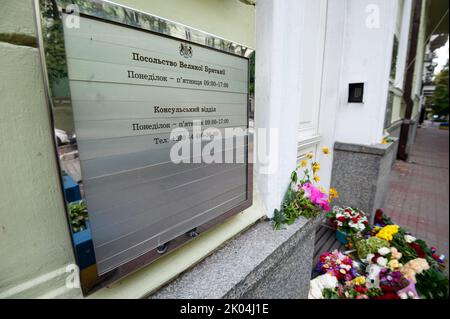 Kiev, Kiev, Ukraine. 9th septembre 2022. Les gens prennent des fleurs à un embasy de la Grande-Bretagne dans le centre de Kiev pour rendre hommage à la reine Elizabeth II, qui est décédée sur 8 septembre 2022. La Grande-Bretagne est l'un des pays qui soutient le plus l'Ukraine depuis le début de l'invasion russe de l'Ukraine qui a commencé sur l'24 février 2022. La reine Elizabeth II est décédée sur 8 septembre 2022. (Credit image: © Danylo Antoniuk/ZUMA Press Wire) Banque D'Images