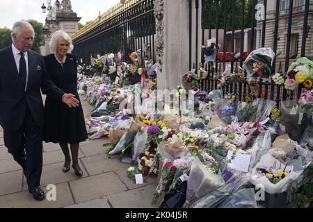 Londres, Royaume-Uni. 09th septembre 2022. Le roi Charles III et Camilla, la reine Consort, arrivent au palais de Buckingham à Londres, vendredi, 9 septembre 2022. À leur arrivée, leurs Majestés ont reçu une réception chaleureuse de la part du public qui leur a réservé des respects. La reine Elizabeth II est décédée au château de Balmoral en Écosse sur 8 septembre à 96 ans. Photo via la famille royale/crédit UPI: UPI/Alamy Live News Banque D'Images