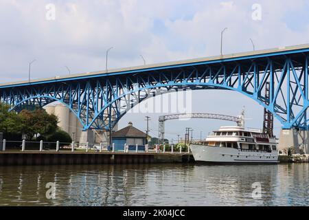 6580 pieds/2010 mètres Pont de l'avenue principale (pont Harold Burton Memorial) ou Viaduc de l'avenue principale au-dessus de la rivière Cuyahoga à Cleveland, Ohio Banque D'Images