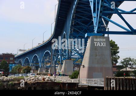 6580 pieds/2010 mètres Pont de l'avenue principale (pont Harold Burton Memorial) ou Viaduc de l'avenue principale au-dessus de la rivière Cuyahoga à Cleveland, Ohio Banque D'Images