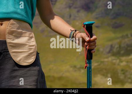 femme randonnée avec un sac d'ostomie dans les montagnes Banque D'Images