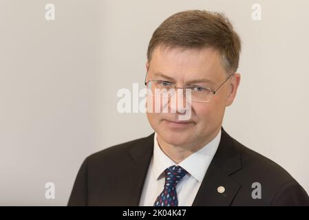 Prague, République tchèque. 09th septembre 2022. commissaire européen au commerce Valdis Dombrovskis vu avant le début de la réunion informelle des ministres des Affaires économiques et financières de l'Union européenne. Le principal sujet abordé lors de la réunion a été la politique fiscale, la viabilité budgétaire, la fiscalité directe au sein de l'Union européenne et l'aide financière à l'Ukraine. Crédit : SOPA Images Limited/Alamy Live News Banque D'Images