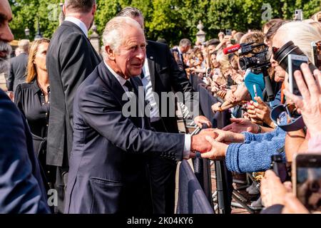 Londres, Royaume-Uni. 9th septembre 2022. Après le décès de sa mère, la reine Elizabeth II, le roi Charles III arrive au palais de Buckingham de Balmoral et accueille la foule en attente. Crédit : Grant Rooney/Alay Live News Banque D'Images