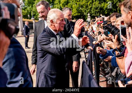 Londres, Royaume-Uni. 9th septembre 2022. Après le décès de sa mère, la reine Elizabeth II, le roi Charles III arrive au palais de Buckingham de Balmoral et accueille la foule en attente. Crédit : Grant Rooney/Alay Live News Banque D'Images