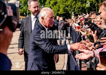 Londres, Royaume-Uni. 9th septembre 2022. Après le décès de sa mère, la reine Elizabeth II, le roi Charles III arrive au palais de Buckingham de Balmoral et accueille la foule en attente. Crédit : Grant Rooney/Alay Live News Banque D'Images