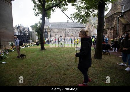 Édimbourg 9th septembre 20202. Les membres du public respectent le Palais de Holyroodhouse à Édimbourg. La Reine meurt pacifiquement à Balmoral le 8th septembre 2022. Scotland pic Credit: Pako Mera/Alay Live News Banque D'Images