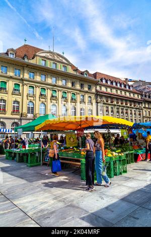 Les gens magasinent dans les stands du marché alimentaire de Bundesplatz, Berne, Suisse Banque D'Images