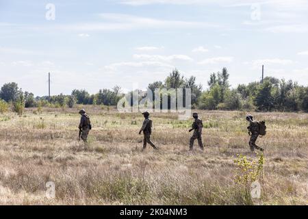 Essais sur le terrain du drone à chenilles multifonction THEMIS de la société estonienne Milrem Robotics qui sera utilisé pour l'évacuation sur le front des soldats blessés par le bataillon médical 'Hospitalers'. Le robot d'évacuation Zhuravel a réussi le premier test. Le robot sera utilisé sur la ligne de front, dans les endroits où il est difficile pour les médecins d'atteindre par véhicule ou à pied. Banque D'Images