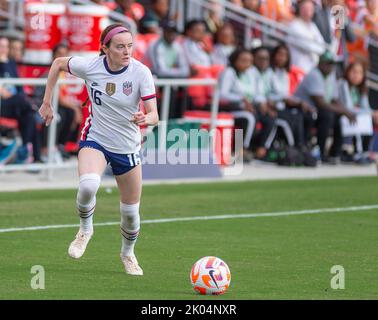 Washington,DC - 6 septembre 2022: Milieu de terrain de l'USWNT Rose Lavelle (16) regardant s en haut-terrain pendant international amical contre le Nigeria. (Tavan Smith) Banque D'Images