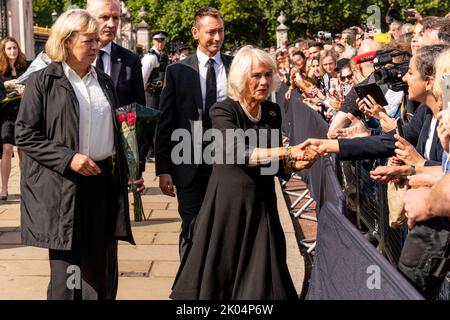 Londres, Royaume-Uni. 9th septembre 2022. Après le décès de la reine Elizabeth II, Camilla la reine Consort arrive à Buckingham Palace de Balmoral et accueille la foule qui attend. Crédit : Grant Rooney/Alay Live News Banque D'Images