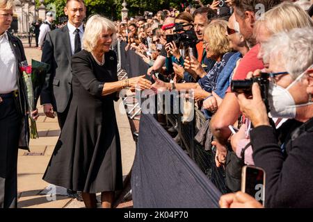 Londres, Royaume-Uni. 9th septembre 2022. Après le décès de la reine Elizabeth II, Camilla la reine Consort arrive à Buckingham Palace de Balmoral et accueille la foule qui attend. Crédit : Grant Rooney/Alay Live News Banque D'Images