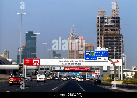 Trafic sur la Sheikh Zayed Road à Dubaï, Émirats arabes Unis Banque D'Images