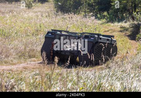 Un drone à chenilles multifonction THEMIS est vu sur une route poussiéreuse lorsqu'il porte un combattant blessé lors des essais sur le terrain. Essais sur le terrain du drone à chenilles multifonction THEMIS de la société estonienne Milrem Robotics qui sera utilisé pour l'évacuation sur le front des soldats blessés par le bataillon médical 'Hospitalers'. Le robot d'évacuation Zhuravel a réussi le premier test. Le robot sera utilisé sur la ligne de front, dans les endroits où il est difficile pour les médecins d'atteindre par véhicule ou à pied. (Photo de Mykhaylo Palinchak/SOPA Images/Sipa USA) Banque D'Images