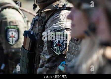 Kiev, Ukraine. 08th septembre 2022. Soldats du bataillon de médecine de campagne Hospitalers. Essais sur le terrain du drone à chenilles multifonction THEMIS de la société estonienne Milrem Robotics qui sera utilisé pour l'évacuation sur le front des soldats blessés par le bataillon médical 'Hospitalers'. Le robot d'évacuation Zhuravel a réussi le premier test. Le robot sera utilisé sur la ligne de front, dans les endroits où il est difficile pour les médecins d'atteindre par véhicule ou à pied. (Photo de Mykhaylo Palinchak/SOPA Images/Sipa USA) crédit: SIPA USA/Alay Live News Banque D'Images