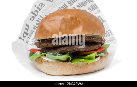 Hamburger au bœuf double viande isolé sur fond blanc Banque D'Images