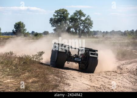 Un drone à chenilles multifonction THEMIS est vu sur une route poussiéreuse lorsqu'il porte un combattant blessé lors des essais sur le terrain. Essais sur le terrain du drone à chenilles multifonction THEMIS de la société estonienne Milrem Robotics qui sera utilisé pour l'évacuation sur le front des soldats blessés par le bataillon médical 'Hospitalers'. Le robot d'évacuation Zhuravel a réussi le premier test. Le robot sera utilisé sur la ligne de front, dans les endroits où il est difficile pour les médecins d'atteindre par véhicule ou à pied. (Photo de Mykhaylo Palinchak/SOPA Images/Sipa USA) Banque D'Images