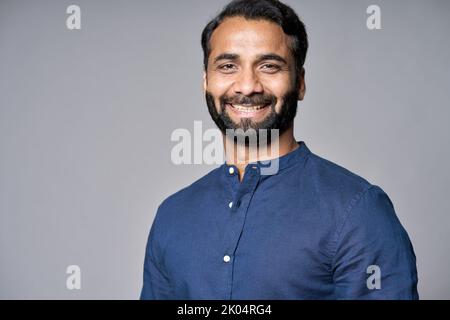 Homme d'affaires indien souriant, cadre isolé sur un portrait de tête gris. Banque D'Images