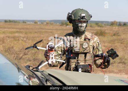 Kiev, Ukraine. 8th septembre 2022. Un opérateur de drone de la division de médecine de terrain Hospitalers se prépare à lancer un quadricoptère pour rechercher les blessés sur le champ de bataille. Essais sur le terrain du drone à chenilles multifonction THEMIS de la compagnie estonienne Milrem Robotics qui sera utilisé pour l'évacuation sur le front des soldats blessés par le bataillon médical ''Hospitalers''. Le robot d'évacuation ''Zhuravel'' a réussi le premier test. Le robot sera utilisé sur la ligne de front, dans les endroits où il est difficile pour les médecins d'atteindre par véhicule ou à pied. (Image de crédit : © Mykhaylo Banque D'Images