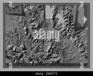 Korce, comté d'Albanie. Carte d'altitude à deux niveaux avec lacs et rivières. Lieux des principales villes de la région. Cartes d'emplacement auxiliaire d'angle Banque D'Images