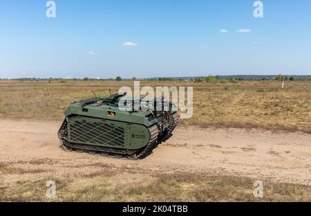 Kiev, Ukraine. 8th septembre 2022. Le robot d'évacuation THEMIS vu sur une route poussiéreuse pendant les essais sur le terrain. Essais sur le terrain du drone à chenilles multifonction THEMIS de la compagnie estonienne Milrem Robotics qui sera utilisé pour l'évacuation sur le front des soldats blessés par le bataillon médical ''Hospitalers''. Le robot d'évacuation ''Zhuravel'' a réussi le premier test. Le robot sera utilisé sur la ligne de front, dans les endroits où il est difficile pour les médecins d'atteindre par véhicule ou à pied. (Credit image: © Mykhaylo Palinchak/SOPA Images via ZUMA Press Wire) Banque D'Images