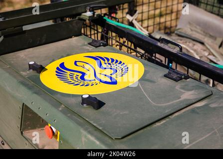 Kiev, Ukraine. 8th septembre 2022. L'emblème du robot Zhuravel est visible à bord. Essais sur le terrain du drone à chenilles multifonction THEMIS de la compagnie estonienne Milrem Robotics qui sera utilisé pour l'évacuation sur le front des soldats blessés par le bataillon médical ''Hospitalers''. Le robot d'évacuation ''Zhuravel'' a réussi le premier test. Le robot sera utilisé sur la ligne de front, dans les endroits où il est difficile pour les médecins d'atteindre par véhicule ou à pied. (Credit image: © Mykhaylo Palinchak/SOPA Images via ZUMA Press Wire) Banque D'Images