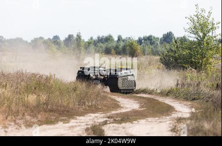 Kiev, Ukraine. 8th septembre 2022. Un drone à chenilles multifonction THEMIS est vu sur une route poussiéreuse lorsqu'il porte un combattant blessé lors des essais sur le terrain. Essais sur le terrain du drone à chenilles multifonction THEMIS de la compagnie estonienne Milrem Robotics qui sera utilisé pour l'évacuation sur le front des soldats blessés par le bataillon médical ''Hospitalers''. Le robot d'évacuation ''Zhuravel'' a réussi le premier test. Le robot sera utilisé sur la ligne de front, dans les endroits où il est difficile pour les médecins d'atteindre par véhicule ou à pied. (Credit image: © Mykhaylo Palinchak/SOPA Images via ZUMA Pre Banque D'Images