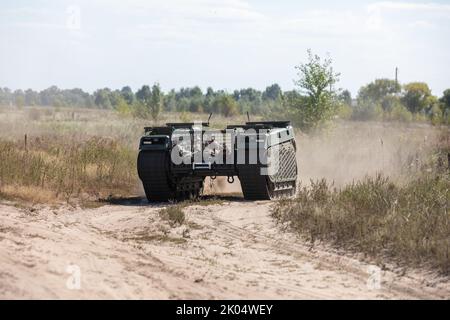 Kiev, Ukraine. 8th septembre 2022. Un drone à chenilles multifonction THEMIS est vu sur une route poussiéreuse lorsqu'il porte un combattant blessé lors des essais sur le terrain. Essais sur le terrain du drone à chenilles multifonction THEMIS de la compagnie estonienne Milrem Robotics qui sera utilisé pour l'évacuation sur le front des soldats blessés par le bataillon médical ''Hospitalers''. Le robot d'évacuation ''Zhuravel'' a réussi le premier test. Le robot sera utilisé sur la ligne de front, dans les endroits où il est difficile pour les médecins d'atteindre par véhicule ou à pied. (Credit image: © Mykhaylo Palinchak/SOPA Images via ZUMA Pre Banque D'Images