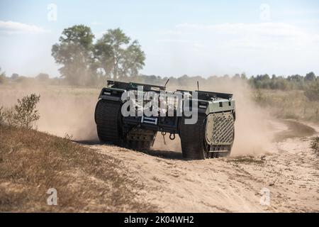 Kiev, Ukraine. 8th septembre 2022. Un drone à chenilles multifonction THEMIS est vu sur une route poussiéreuse lorsqu'il porte un combattant blessé lors des essais sur le terrain. Essais sur le terrain du drone à chenilles multifonction THEMIS de la compagnie estonienne Milrem Robotics qui sera utilisé pour l'évacuation sur le front des soldats blessés par le bataillon médical ''Hospitalers''. Le robot d'évacuation ''Zhuravel'' a réussi le premier test. Le robot sera utilisé sur la ligne de front, dans les endroits où il est difficile pour les médecins d'atteindre par véhicule ou à pied. (Credit image: © Mykhaylo Palinchak/SOPA Images via ZUMA Pre Banque D'Images