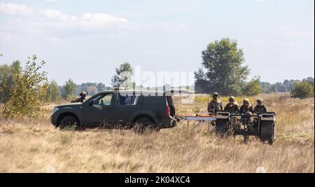 Kiev, Ukraine. 8th septembre 2022. Les médecins militaires sont formés pour interagir avec le robot d'évacuation lors de l'évacuation des combattants blessés du champ de bataille. Essais sur le terrain du drone à chenilles multifonction THEMIS de la compagnie estonienne Milrem Robotics qui sera utilisé pour l'évacuation sur le front des soldats blessés par le bataillon médical ''Hospitalers''. Le robot d'évacuation ''Zhuravel'' a réussi le premier test. Le robot sera utilisé sur la ligne de front, dans les endroits où il est difficile pour les médecins d'atteindre par véhicule ou à pied. (Credit image: © Mykhaylo Palinchak/SOPA Images via Z Banque D'Images