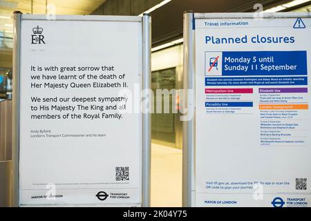 Londres, Royaume-Uni, 9th septembre 2022. Le message de condoléances du commissaire aux transports de Londres et de son équipe a été affiché à l'affiche dans des stations rendant hommage à HM la reine Elizabeth II, qui est décédée paisiblement, à l'âge de 96 ans après 70 ans sur le trône, à Balmoral hier après-midi. Credit: Xiu Bao/Alamy Live News Banque D'Images