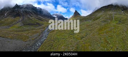 Un panorama aérien de la montagne de Nallo et de la vallée de Raitavagge dans la région de Kebnekaise, Laponie, Suède Banque D'Images