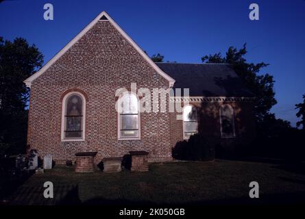 Petersburg, Virginie. ÉTATS-UNIS. 9/1993. Blandford Church ou St. Paul's Church ou Brick Church. Construit vers 1736 sur Wells Hill. Quinze fenêtres ont été installées entre 1904 et 1912. La plupart affichent un sceau d'État, la figure d'un saint et une inscription. Onze ont été donnés par chacun des anciens États confédérés. Une fenêtre en vitraux d'une croix chrétienne de bijoux donnée par Louis Comfort Tiffany. Le bâtiment de l'église a été abandonné en 1806. Pendant la guerre civile, l'église a servi de station télégraphique majeure. Il a été utilisé comme hôpital de campagne, notamment après la bataille du cratère. Banque D'Images