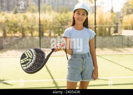 petite fille jouant padel à l'extérieur Banque D'Images