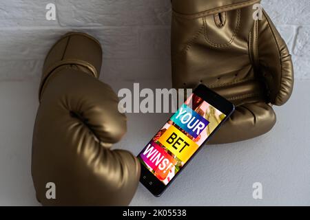 gants de boxe et smartphone avec paris. Banque D'Images