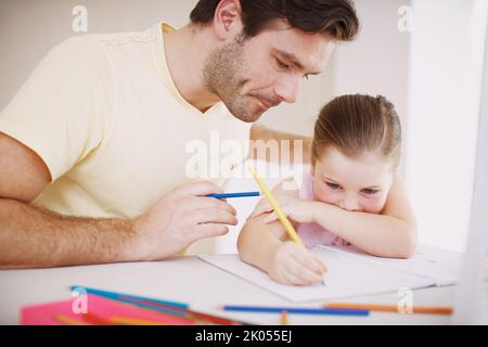 Elle fait toujours ses devoirs. Une petite fille fait ses devoirs. Banque D'Images