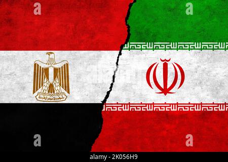 L’Iran et l’Égypte sont les drapeaux sur un mur fissuré. L'Égypte et l'Iran drapeau ensemble. Iran Égypte alliance, politique, économie, commerce, relations et conflits c Banque D'Images