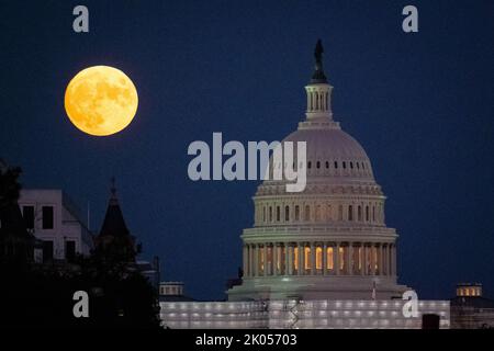Washington, États-Unis. 09th septembre 2022. La pleine lune de « moisson » se lève derrière le Capitole des États-Unis, à Washington, DC, vendredi, 9 septembre, 2022. (Graeme Sloan/Sipa USA) Credit: SIPA USA/Alay Live News Banque D'Images