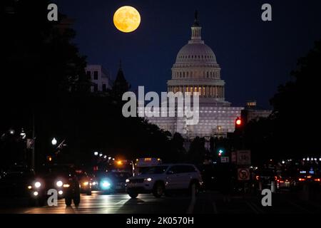 Washington, États-Unis. 09th septembre 2022. La pleine lune de « moisson » se lève derrière le Capitole des États-Unis, à Washington, DC, vendredi, 9 septembre, 2022. (Graeme Sloan/Sipa USA) Credit: SIPA USA/Alay Live News Banque D'Images