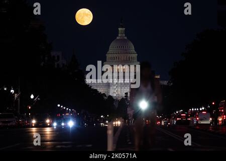 Washington, États-Unis. 09th septembre 2022. La pleine lune de « moisson » se lève derrière le Capitole des États-Unis, à Washington, DC, vendredi, 9 septembre, 2022. (Graeme Sloan/Sipa USA) Credit: SIPA USA/Alay Live News Banque D'Images