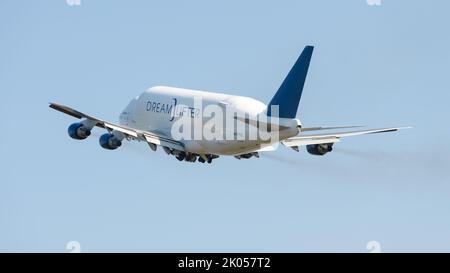 Everett, WA, Etats-Unis - 02 septembre 2022; Boeing chaîne d'approvisionnement Dreamlifter avion décollage contre un ciel bleu Banque D'Images